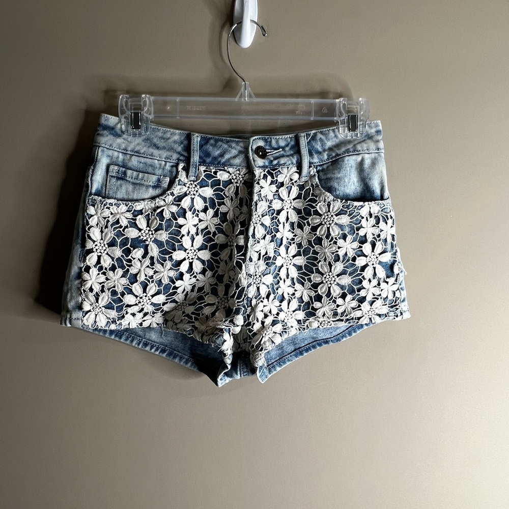 Roxy light Wash jeans shorts lace overlay size 3